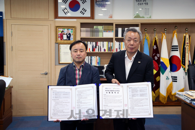 윤상기(오른쪽) 하동군수와 임훈택 LH 경남지역본부장이 4일 공공임대주택 건립 사업시행 협약을 체결하고 기념촬영을 하고 있다. /사진제공=하동군