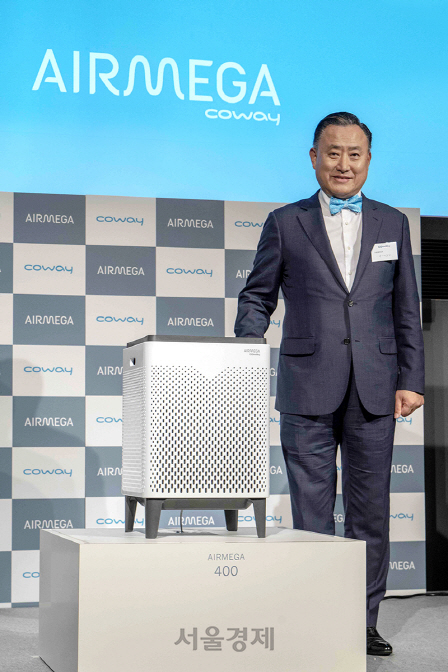 지난 4일 일본 도쿄에서 이해선 코웨이 대표이사가 대표 제품인 에어메가를 소개하고 있다./사진제공=코웨이