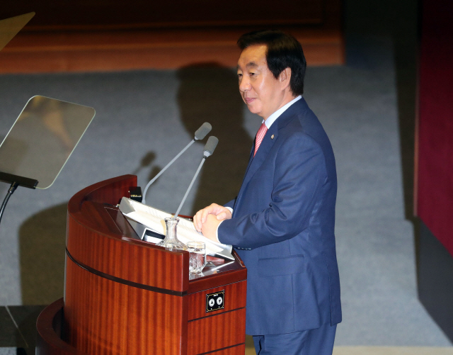 김성태 자유한국당 원내대표가 5일 국회 본회의장에서 교섭단체 대표연설을 하던 중 여당의원들이 반발하자 여당의원 쪽을 응시하고 있다./연합뉴스