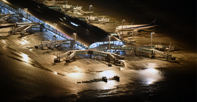 제21호 태풍 ‘제비’가 일본 열도에 상륙한 4일 오사카 간사이공항이 물에 잠겨 있다. /오사카=교도연합뉴스