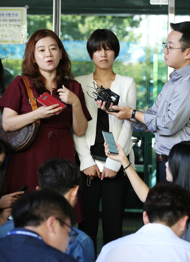 5일 오전 서울 서부지방법원에서 열린 ‘유튜버 촬영물 유포 및 강제추행 사건’ 제1회 공판을 방청한 피해자 양예원(오른쪽)씨와 이은의 변호사가 기자들과 인터뷰하고 있다./연합뉴스