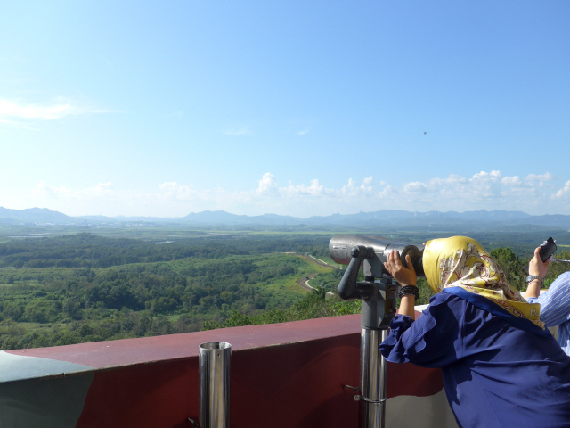한 외국인 관광객이 도라전망대에서 망원경으로 북녘땅을 바라보고 있다.