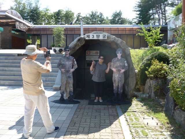 ‘DMZ 평화관광지’를 찾은 방문객들이 제3땅굴 모형 앞에서 사진을 찍고 있다.
