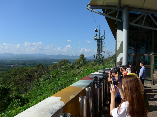 도라전망대를 찾은 관광객들이 망원경으로 북녘땅을 바라보고 있다.