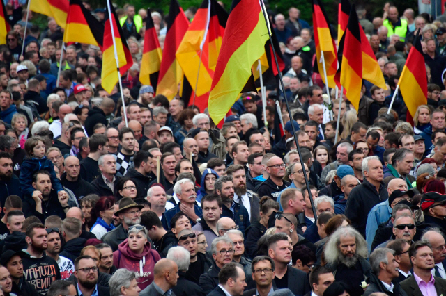 독일 켐니츠 시민들이 이달 1일(현지시간) 극우단체와 ‘독일을 위한 대안’(AfD)이 주도한 거리시위에 참가하고 있다. /켐니츠=AFP연합뉴스