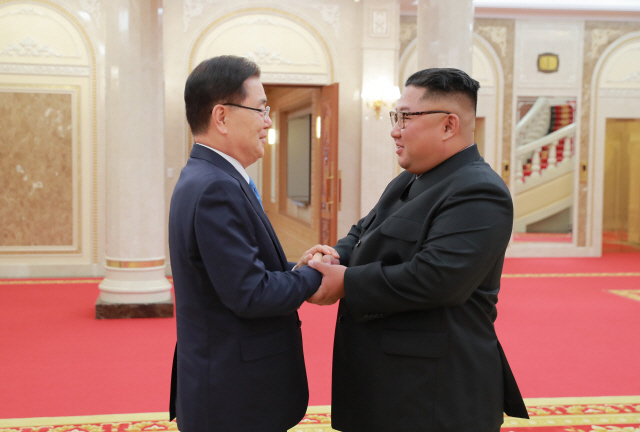 정의용(왼쪽)국가안보실장이 5일 북한 평양에서 김정은 북한 국방위원장을 만나 악수하고 있다.    /사진제공=청와대