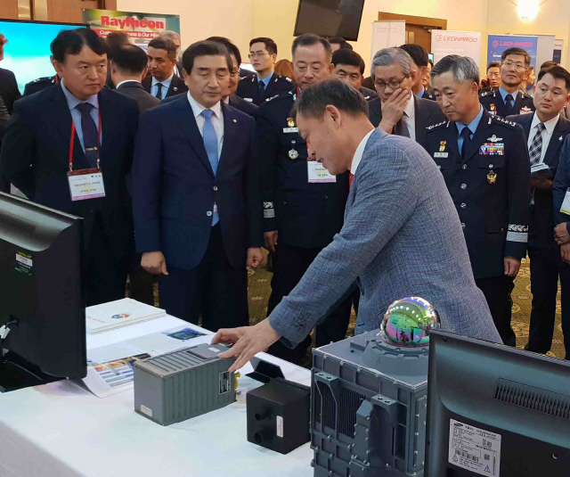 한화시스템 관계자가 4~5일 서울 공군회관에서 열린 ‘2018 항공우주무기체계 민군협업 발전 세미나’에서 최신 암호화 기술이 적용된 피아식별장비(IFF)를 군 관계자들에게 선보이고 있다. /사진제공=한화시스템