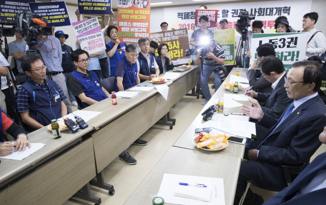 이해찬 더불어민주당 대표가 5일 오후 서울 중구 민주노총에서 열린 간담회에서 모두발언을 하고 있다. /연합뉴스