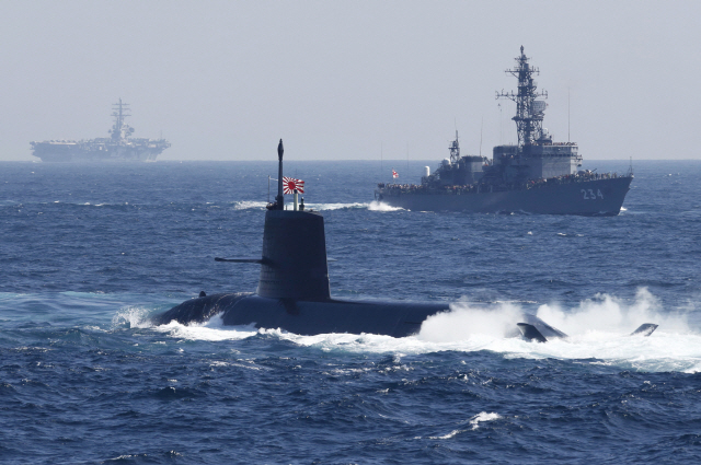 일본 해상자위대의 코쿠류 잠수함에 달린 욱일기의 모습/블룸버그