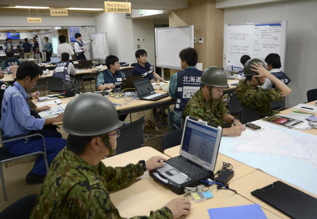 일본 재난관리본부 직원들이 6일 홋카이도 삿포로시에서 지진 피해 관련 업무를 보고 있다. /삿포로=AP연합뉴스