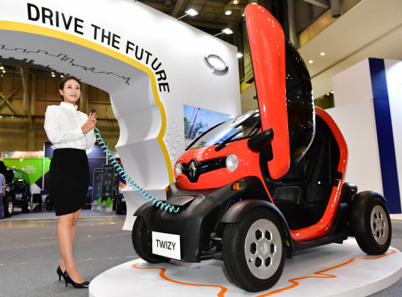 르노삼성자동차가 국제환경ㆍ에너지산업전에서 초소형 전기차 르노 트위지를 소개하고 있다./사진제공=르노삼성자동차