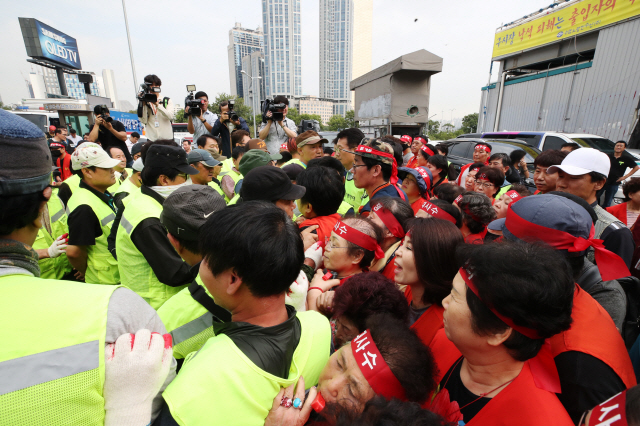 6일 오전 서울 동작구 노량진수산시장에서 구시장 상인들이 수협 명도 강제집행으로 인해 직원들과 대치 중에 있다./연합뉴스