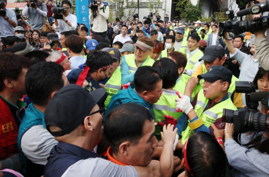 6일 오전 서울 동작구 노량진 수산시장에서 구 시장 상인들이 수협이 요구해 진행된 법원의 명도집행에 맞서면서 양측이 몸싸움을 벌이고 있다./연합뉴스