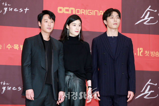 배우 김동욱, 정은채, 김재욱이 OCN 새 수목드라마 ‘손 the guest‘ 제작발표회에 참석해 포토타임을 갖고 있다.