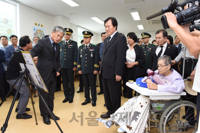 68년 만에 유해로 돌아온 남편을 맞는 아내 이명희(89)씨. 21살 때 남편과 헤어진 이씨는 구순을 앞두고야 되찾은 남편의 유해를 보고 ‘이제라도 돌아와 줘 고맙다“며 눈물을 쏟았다.