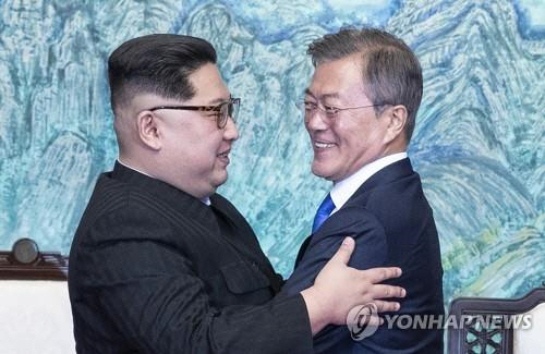 문재인 대통령과 김정은 북한 국무위원장이 지난 4월 27일 판문점 선언에 서명 후 포옹하고 있다./연합뉴스