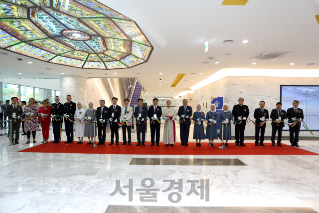 6일 가톨릭대학교 성빈센트병원 암병원 개원식에 참석한 인사들이 기념촬영을 하고 있다. /사진제공=가톨릭대 성빈센트병원