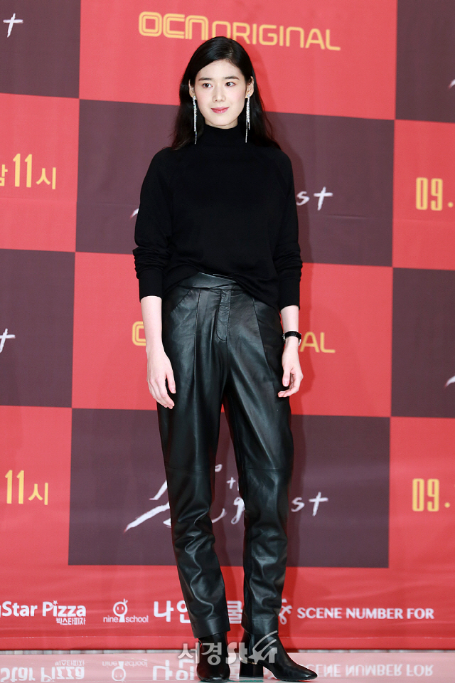 배우 정은채가 OCN 새 수목드라마 ‘손 the guest‘ 제작발표회에 참석해 포토타임을 갖고 있다.