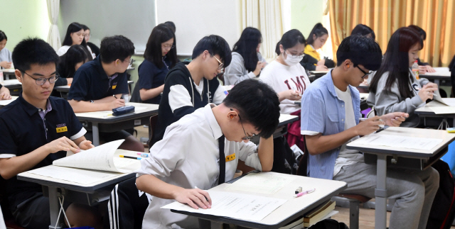 9월 수능 모의평가가 열린 5일 오전 서울 서초구 서초고등학교에서 3학년 학생들이 시험 준비를 하고 있다. /송은석기자