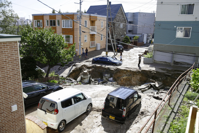 6일 일본 북단 홋카이도 삿포로의 한 주택가에서 지진에 충격을 입은 도로가 움푹 파여있다. /삿포로=AP연합뉴스