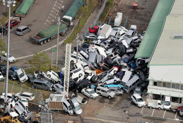 지난 5일 강력한 태풍 ‘제비’가 휩쓸고 간 일본 고베시의 한 공단 지역에 자동차들이 초토화 돼 있다. /고베=EPA연합뉴스