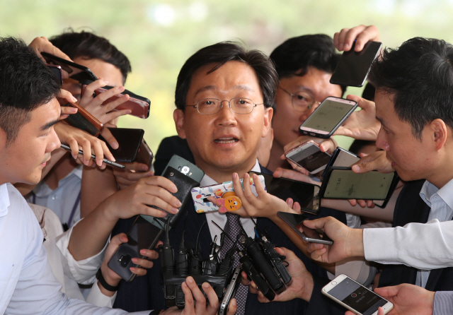 ‘강제징용 재판관여’ 의혹을 받는 곽병훈 전 청와대 법무비서관이 6일 오전 서울 서초동 서울중앙지검에 출석하며 취재진 질문에 답하고 있다./연합뉴스