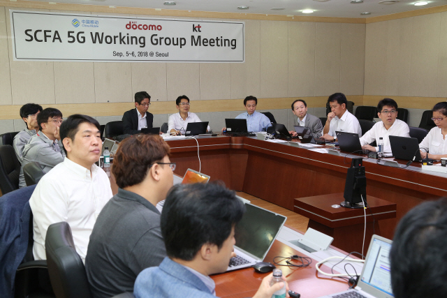 KT, 차이나모바일, NTT도코모 기술 실무자들이 6일 SCFA 5G 기술전략 회의에 참석해 5G 상용화ㆍ기술ㆍ서비스 전략에 대해 논의하고 있다./사진제공=KT