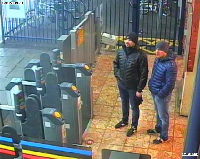 영국 경찰이 5일(현지시간) 러시아군 정보요원 출신인 알렉산더 페트로프와 루슬란 보시로프를 ‘러시아 이중스파이’ 암살시도 사건의 용의자로 지목하고 증거사진을 공개했다. 암살시도 사건 발생지인 영국 솔즈베리 기차역 CCTV에 찍힌 용의자들의 모습.    /솔즈베리=UPI연합뉴스