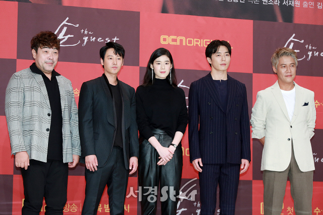 배우 이원종, 김동욱, 정은채, 김재욱, 박호산이 OCN 새 수목드라마 ‘손 the guest‘ 제작발표회에 참석해 포토타임을 갖고 있다.