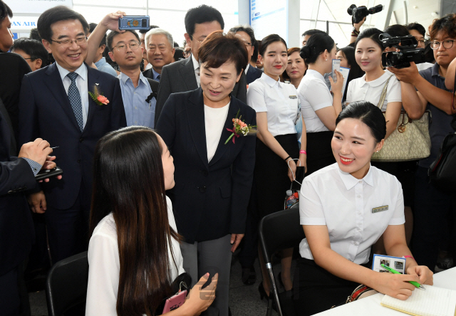 김현미 국토교통부 장관과 정일영 인천국제공항공사 사장이 6일 오전 인천국제공항 교통센터에서 열린 '2018 항공산업 취업박람회'에 참석해 취업상담부스에서 항공사 취업준비생들을 격려하고 있다. /영종도=이호재기자.