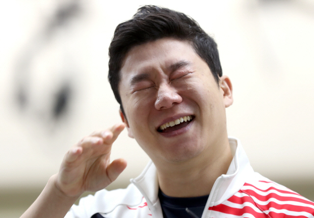 진종오가 6일 창원세계사격선수권에서 대역전극을 쓴 뒤 눈물을 보이고 있다. /연합뉴스