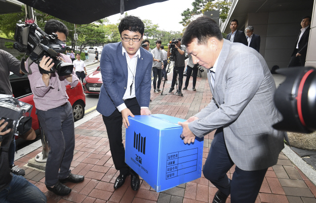 양승태 사법부 시절 대법원의 비자금 조성 의혹을 수사하는 서울중앙지검 사법농단수사팀이 6일 서울 서초동에 있는 서울고등법원 사무실을 압수수색한 뒤 자료를 들고 나오고 있다.       /송은석기자