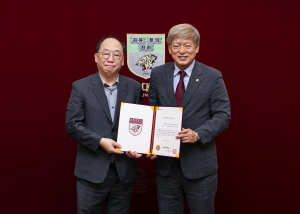 권오섭(왼쪽) 엘앤피코스메틱 회장과 염재호 고려대학교 총장이 6일 고려대학교 본관에서 체육발전기금 기부약정식 후 기념사진을 찍고 있다./사진제공=고려대학교