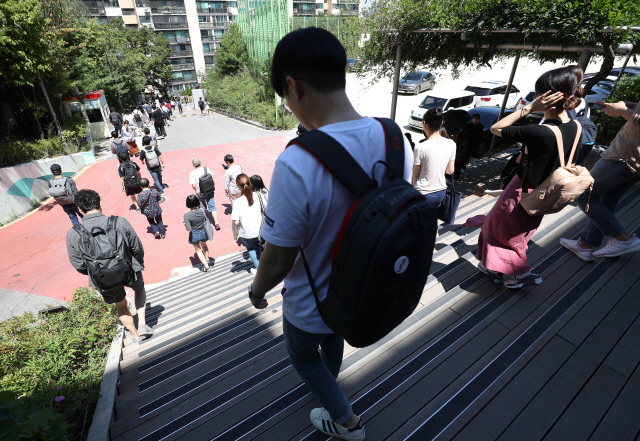 지난달 18일 서울 강남구 도곡중학교에서 2018년도 국가공무원 7급 공채 필기시험을 마친 수험생들이 시험장을 떠나고 있다. /연합뉴스