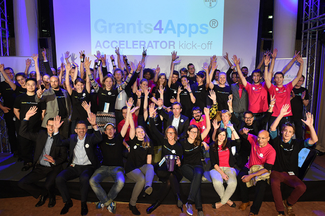 독일 화학·제약회사인 바이엘이 운영하는 스타트업 액셀러레이팅 프로그램인 ‘Grant4Apps’에 참가한 스타트업 관계자들이 환하게 웃으며 프로젝트 시작을 알리고 있다. /Grant4Apps 홈페이지