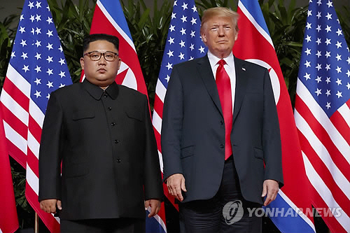 지난 6월 12일 싱가포르의 센토사 섬에서 회동한 도널드 트럼프 미국 대통령(오른쪽)과 김정은 북한 국무위원장. /센토사=AP연합뉴스