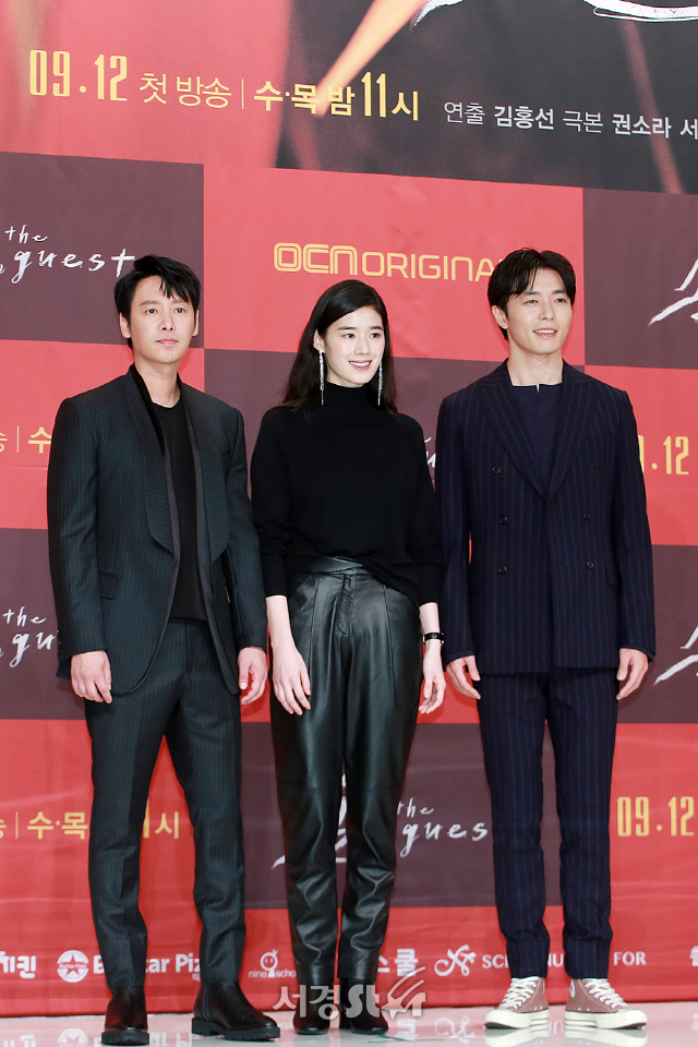 배우 김동욱, 정은채, 김재욱이 OCN 새 수목드라마 ‘손 the guest‘ 제작발표회에 참석해 포토타임을 갖고 있다.