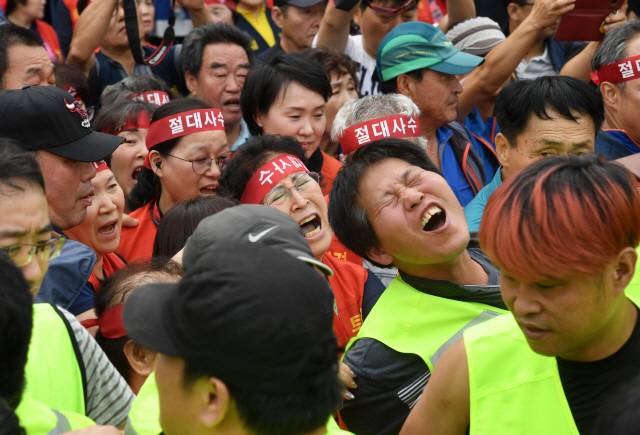 6일 서울 동작구 노량진수산시장에서 이전을 거부하고 있는 구시장 상인들이 수협 측의 명도 강제집행에 맞서 저항하고 있다.  /권욱기자