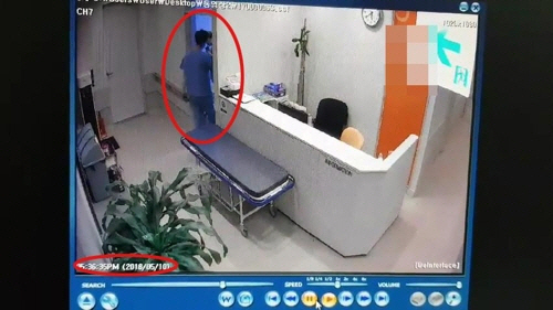 수술실 들어가는 의료기기 판매원 / 사진=부산지방경찰청