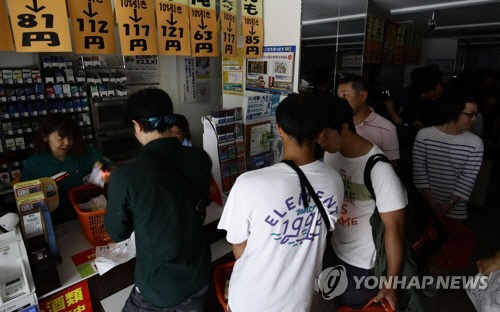 6일 일본 홋카이도(北海道) 삿포로(札晃)시의 한 편의점에 시민들이 식료품 등을 사기 위해 줄을 서 있다. / 사진=연합뉴스