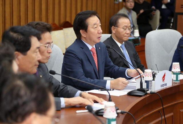 김성태 자유한국당 원내대표가 7일 오전 국회에서 열린 원내대책회의에서 발언하고 있다./연합뉴스