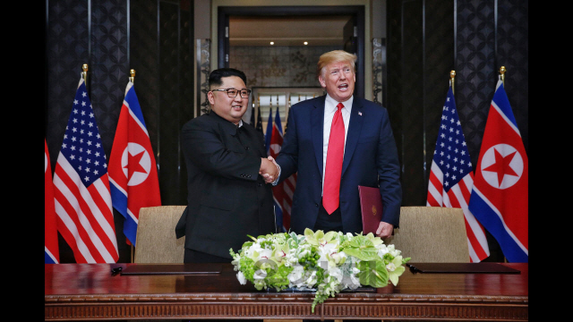 지난 6월 12일 싱가포르에서 열린 첫 북미정상회담에서 김정은 북한 국무위원장과 도널드 트럼프 미국 대통령이 악수하고 있다./연합뉴스