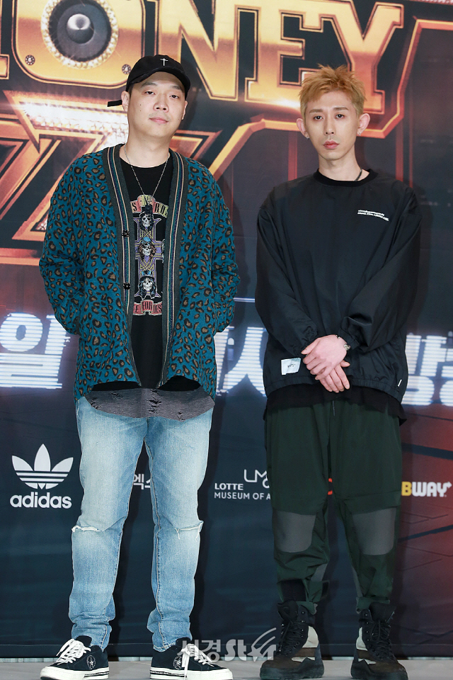 팔로알토와 코드 쿤스트가 Mnet ‘쇼미더머니 트리플세븐(Show Me The Money777)‘ 제작발표회에 참석해 포토타임을 갖고 있다.