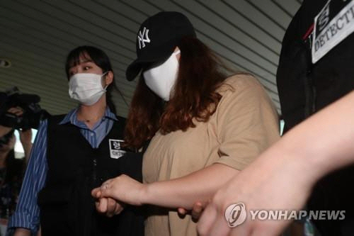 26일 오전 의정부지방법원에서 폭염 속 통학차량 안에 아동을 방치해 숨지게 한 혐의를 받고 있는 동두천시 소재 어린이집 인솔교사(가운데)가 구속 전 피의자심문(영장실질심사)을 위해 이동하고 있다. / 사진=연합뉴스