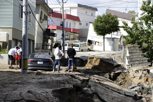 일본 홋카이도에 6일 오전 강진이 발생해 홋카이도 삿포로 시내 도로가 함몰되고 건물이 기울어졌다/연합뉴스