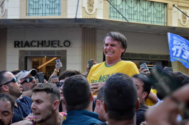 브라질 유력 대선 주자인 극우 사회자유당(PSL)의 자이르 보우소나루 후보가 6일(현지시간) 남동부 미나스제라이스주 주이스지포라시에서 유세 도중 괴한의 습격을 받고 괴로워하고 있다. /주이스지포라=AP연합뉴스