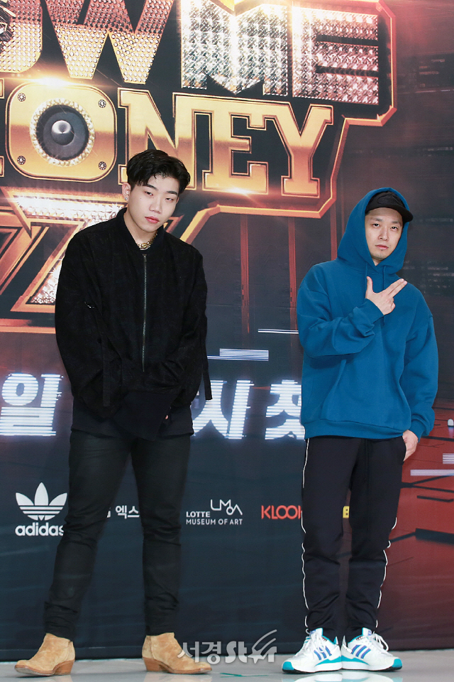 창모와 더 콰이엇이 Mnet ‘쇼미더머니 트리플세븐(Show Me The Money777)‘ 제작발표회에 참석해 포토타임을 갖고 있다.