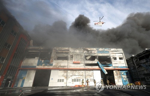 인천 화재 공장 7개로 번져, 일부 공장 불길 잡았다