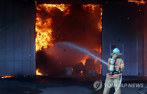 인천 화재 공장 7개로 번져, 일부 공장 불길 잡았다