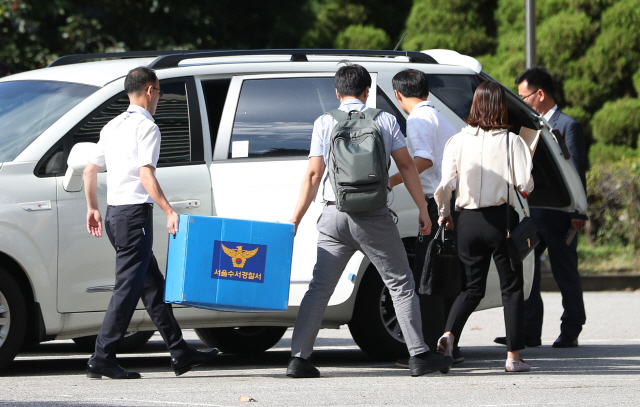 지난 5일 서울 강남구 숙명여자고등학교를 압수수색한 경찰 수사관들이 압수물을 담은 상자를 들고 학교를 나서고 있다./연합뉴스